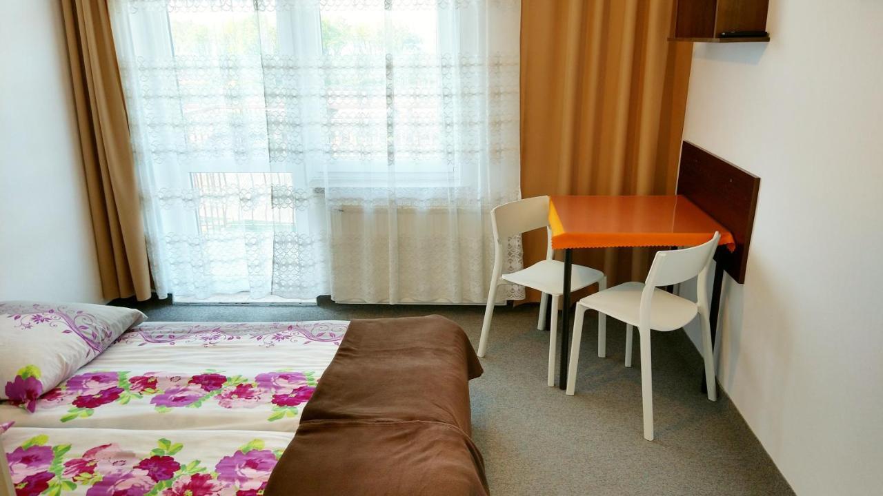 Klif Pokoje Goscinne W Centrum Blisko Morza 尤斯托尼莫斯基 外观 照片